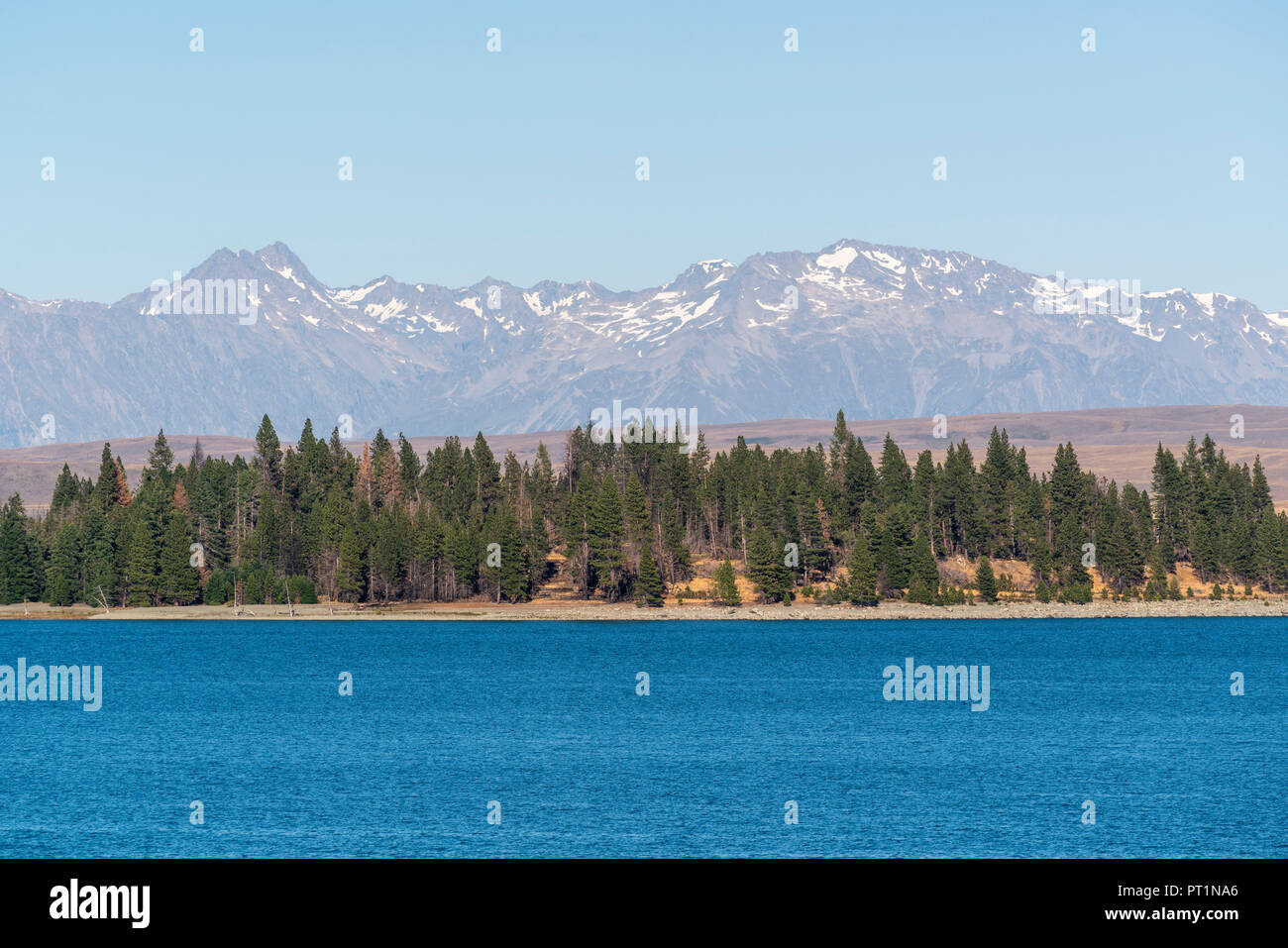 Lago Tekapo, Motuariki island e le Alpi del Sud in background, Mackenzie district, regione di Canterbury, South Island, in Nuova Zelanda, Foto Stock