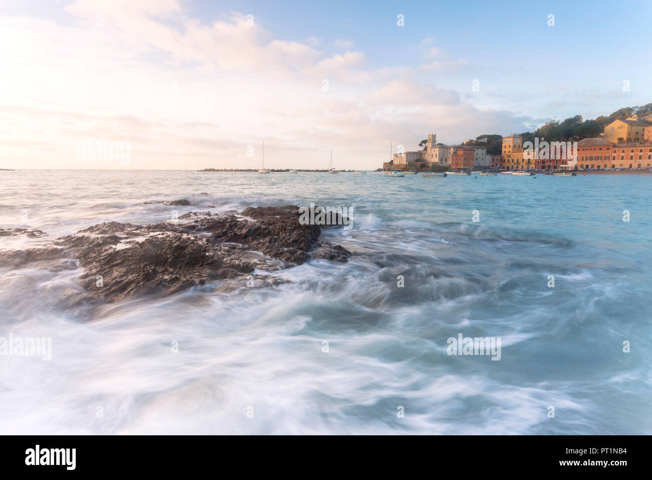 In prossimità del mar Ligure le onde a Baia del Silenzio, Sestri Levante, Provincia di Genova, liguria, Italy Foto Stock