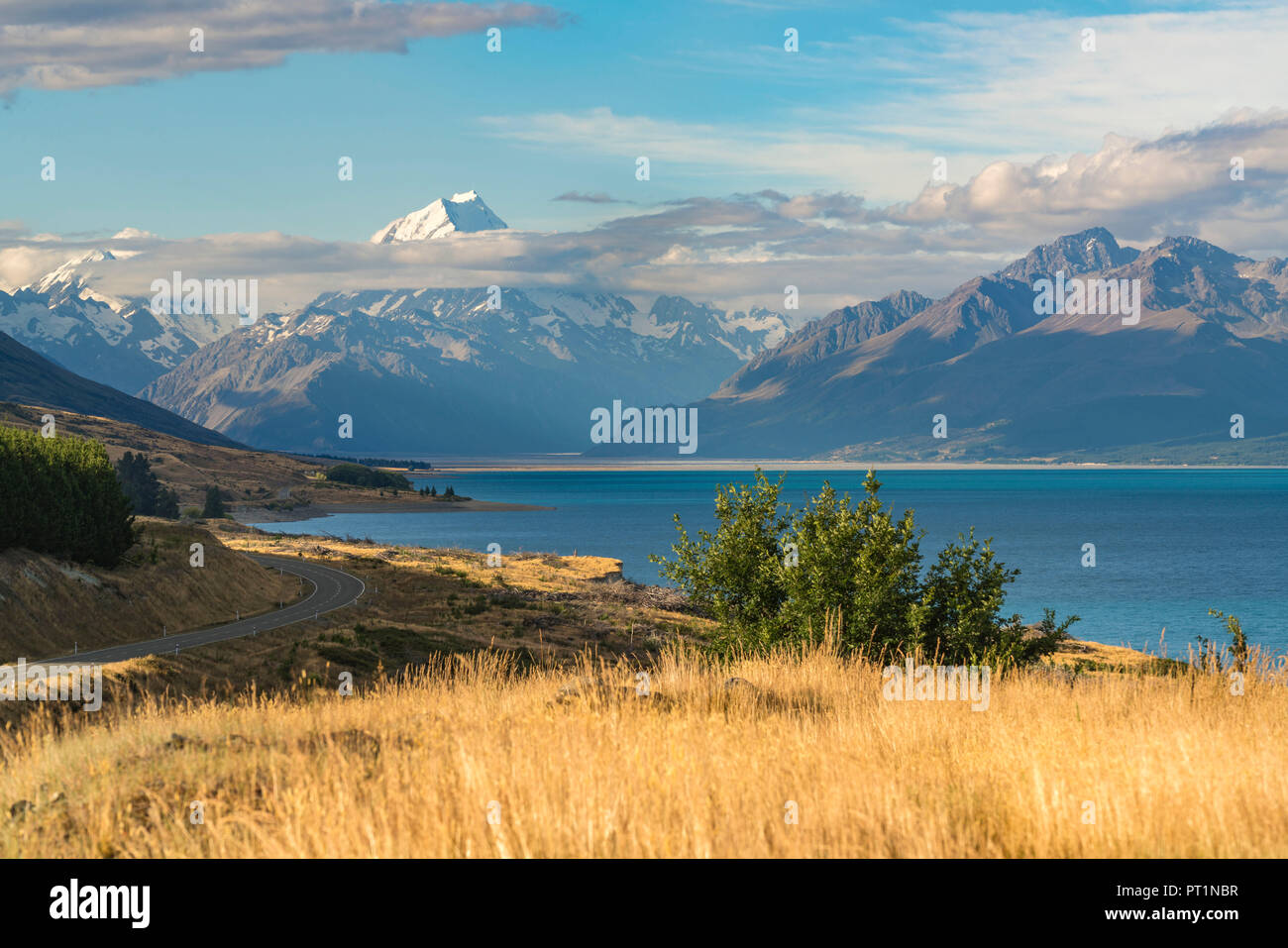 Strada lungo il Lago Pukaki, guardando verso Mt Cook mountain range, Ben Ohau, Mackenzie district, regione di Canterbury, South Island, in Nuova Zelanda, Foto Stock