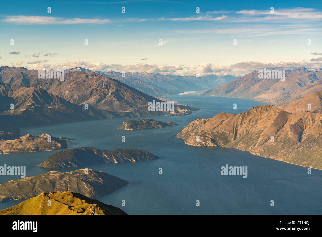 Il lago Wanaka da Roys picco, Wanaka, Queenstown distretto dei laghi, regione di Otago, South Island, in Nuova Zelanda, Foto Stock