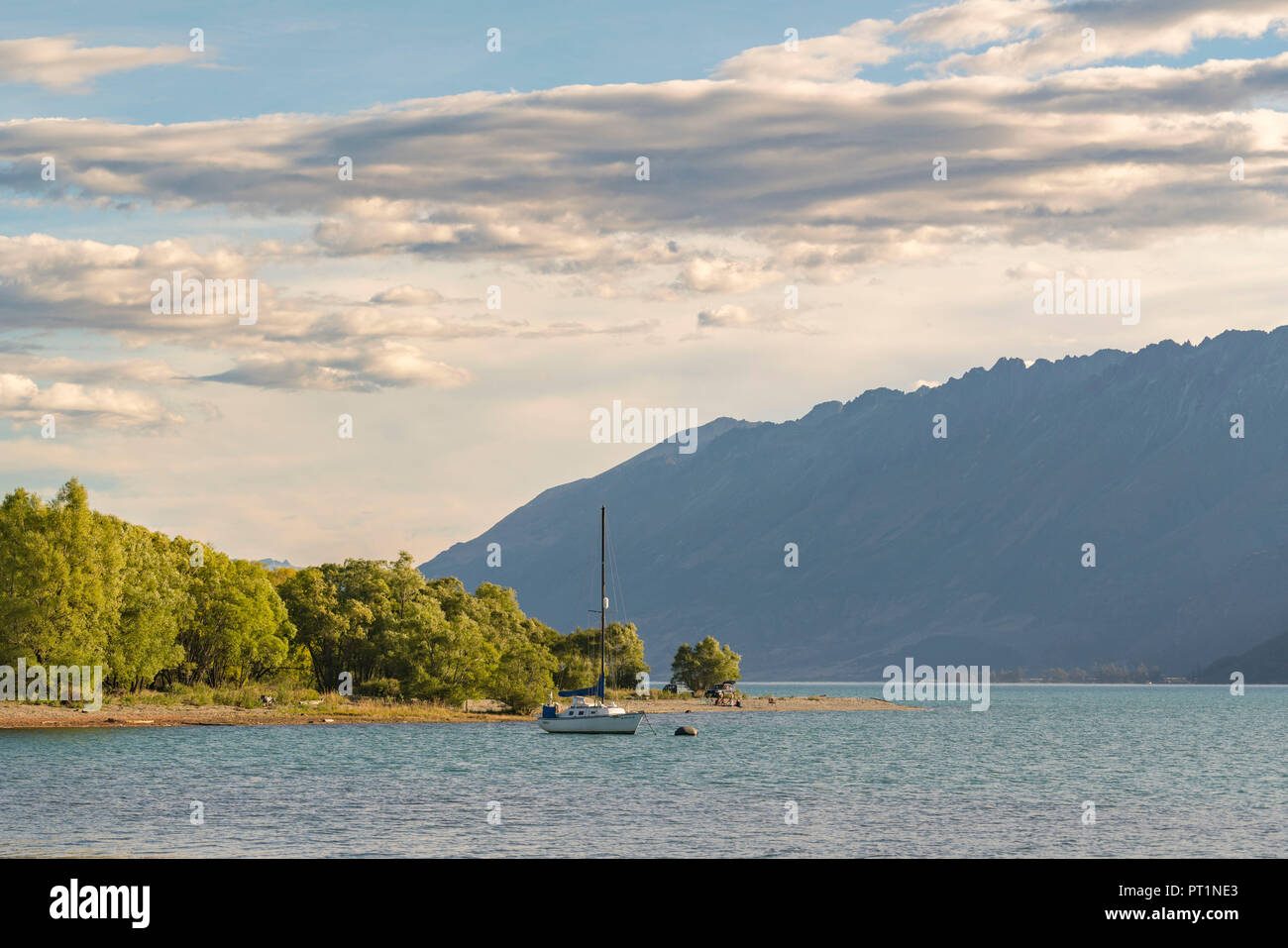 Barca sul Lago Wakatipu e sulle montagne sullo sfondo, Glenorchy, Queenstown distretto dei laghi, regione di Otago, South Island, in Nuova Zelanda, Foto Stock