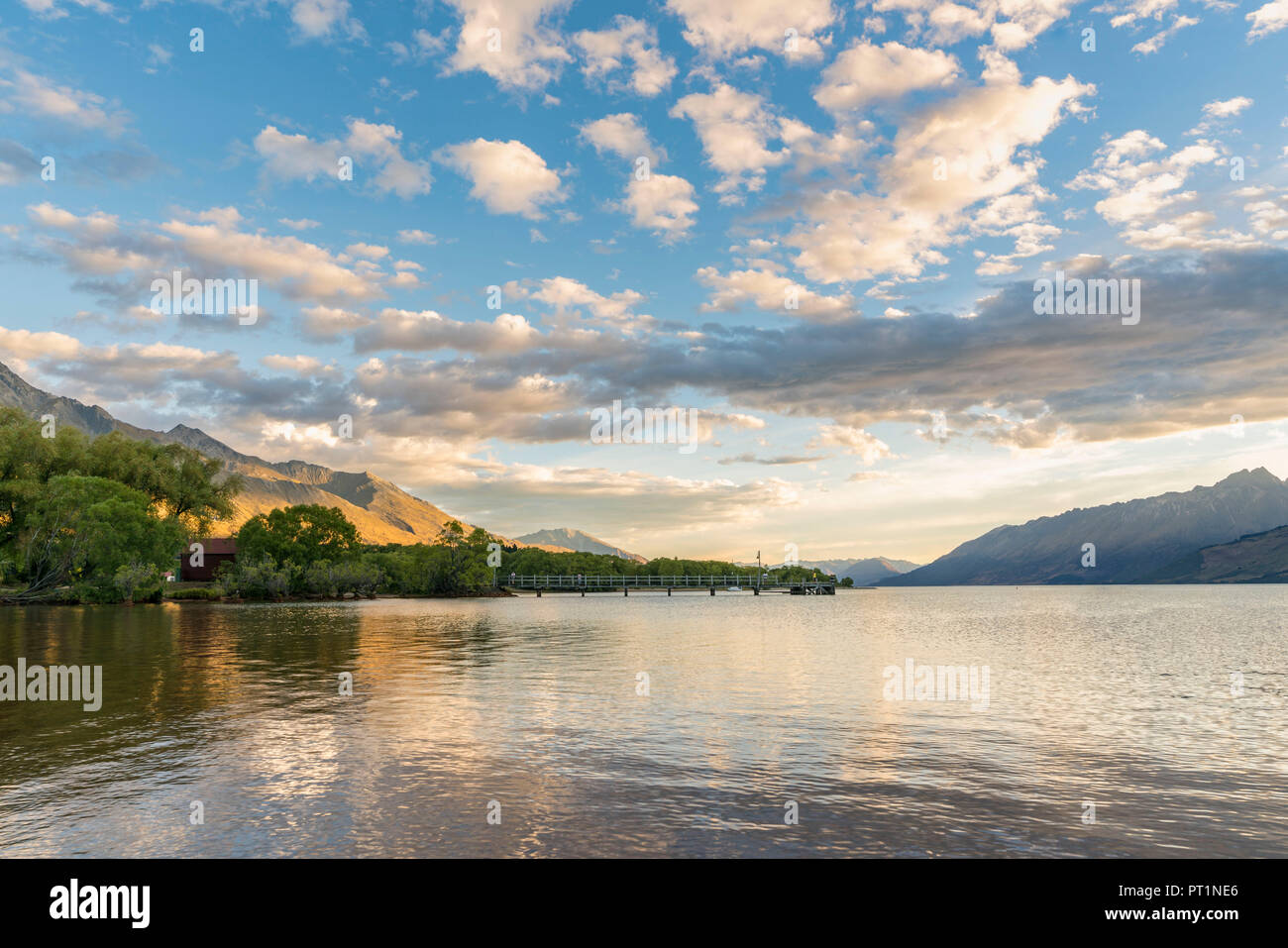 Nuvole nel cielo sopra il Lago Wakatipu e il molo, Glenorchy, Queenstown distretto dei laghi, regione di Otago, South Island, in Nuova Zelanda, Foto Stock