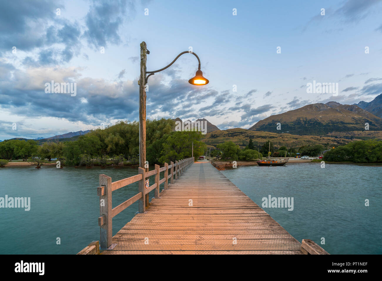 Il Jetty con lampada posta al crepuscolo, Glenorchy, Queenstown Lake District, regione di Otago, South Island, in Nuova Zelanda, Foto Stock