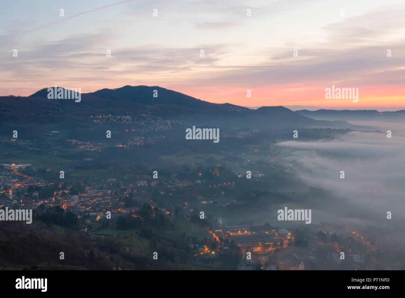 Nebbia banca visto dalla cima del Monte Barro al crepuscolo, Monte Barro Parco Regionale, provincia di Lecco, Lombardia, Italia Foto Stock