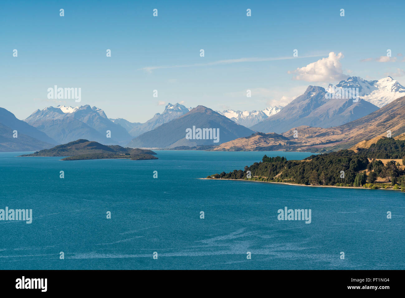 Vista da Bennets Bluff Lookout sul lago Wakatipu, maiale e isole di piccione e Mt Aspiring NP, Mount Creighton, Queenstown distretto dei laghi, regione di Otago, South Island, in Nuova Zelanda, Foto Stock