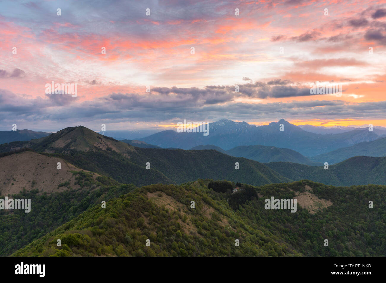 Prealpi visto dalla cima del Monte Bollettone, provincia di Como, Lombardia, Italia Foto Stock