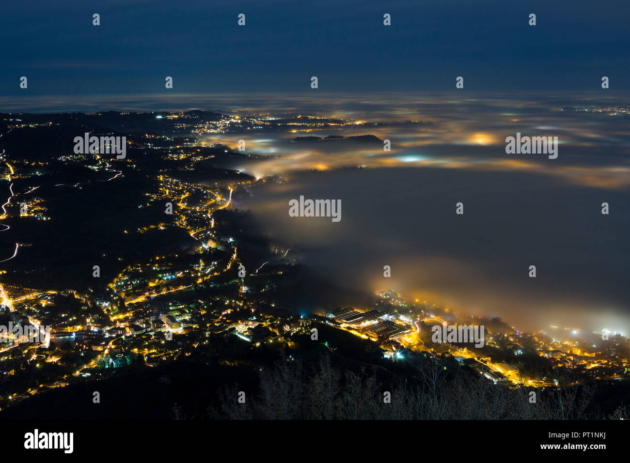 Banco di nebbia sopra il lago di Annone visto dalla cima del Monte Barro al crepuscolo, Monte Barro Parco Regionale, provincia di Lecco, Lombardia, Italia Foto Stock