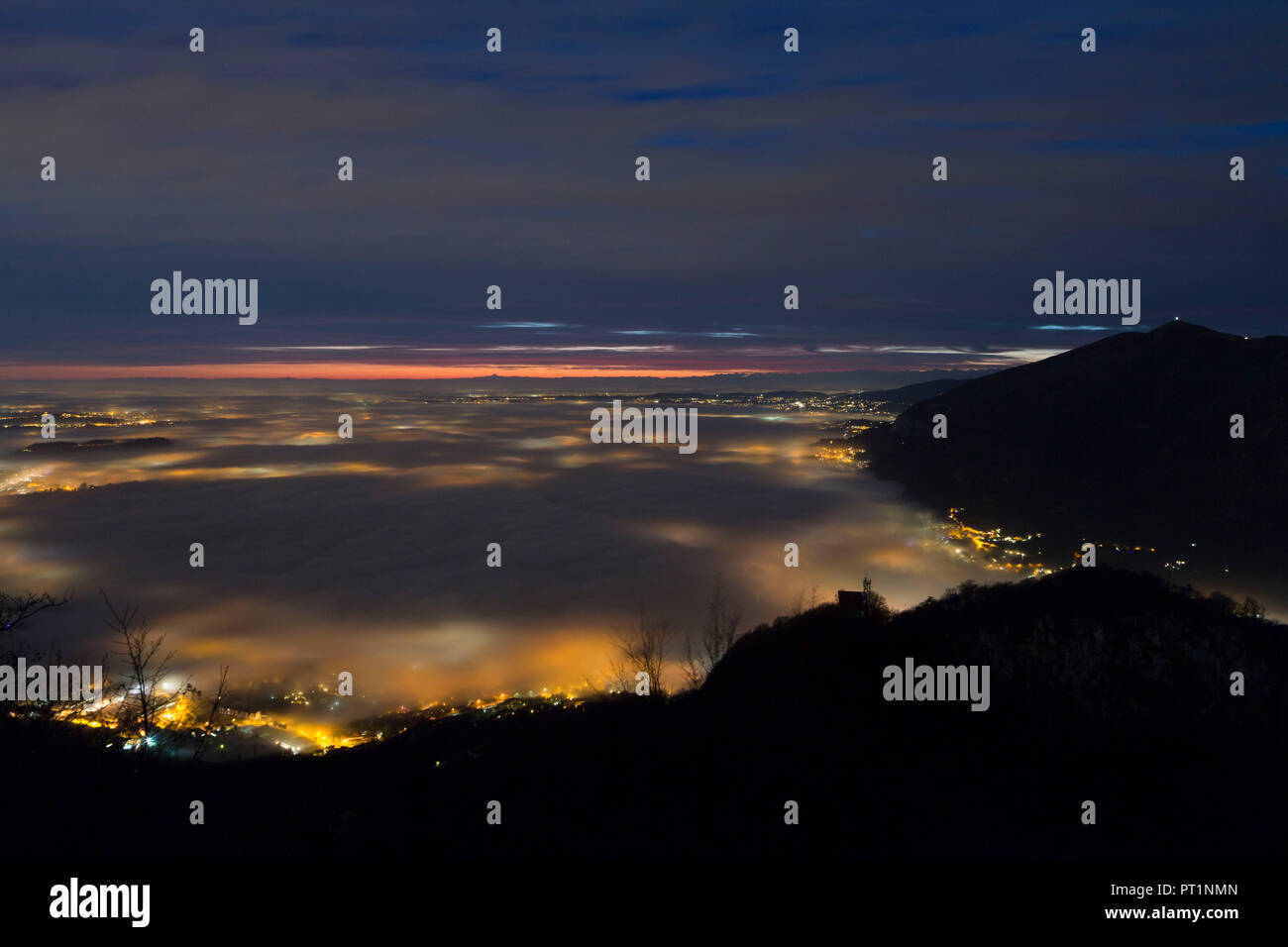 Nebbia colorate sopra il lago di Annone visto dalla cima del Monte Barro al crepuscolo, Monte Barro Parco Regionale, provincia di Lecco, Lombardia, Italia Foto Stock