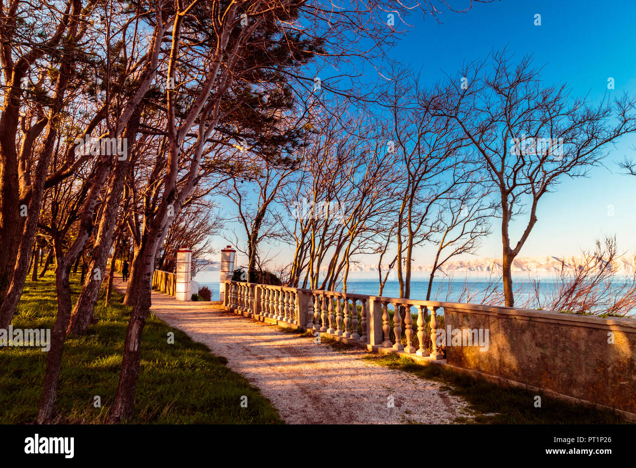 Bella mattina nel mare di Senj, Dalmazia, costa Adriatica, Croazia Foto Stock