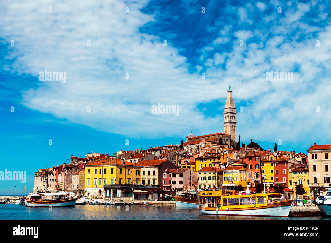 La splendida cittadina di Rovinj in una giornata di sole, Istra, costa Adriatica, Croazia, Foto Stock