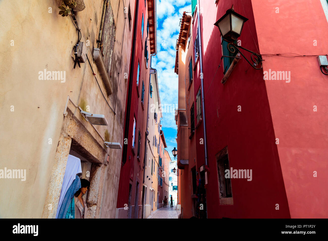 Il percorso stretto nella bellissima città di Rovigno, Istria, costa Adriatica, Croazia, Foto Stock