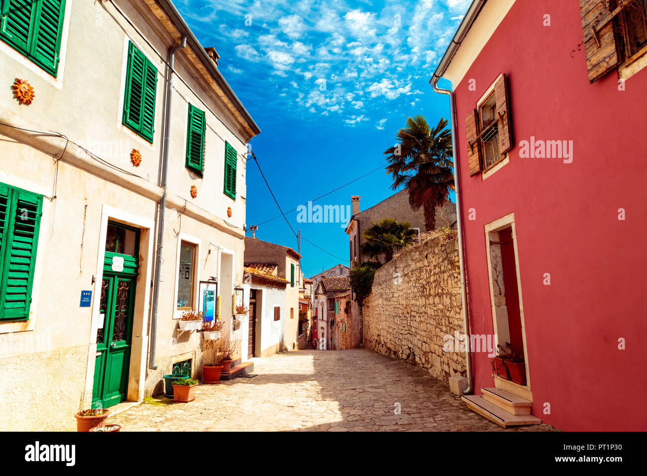 Il percorso stretto nella bellissima città di Rovigno, Istria, costa Adriatica, Croazia, Foto Stock