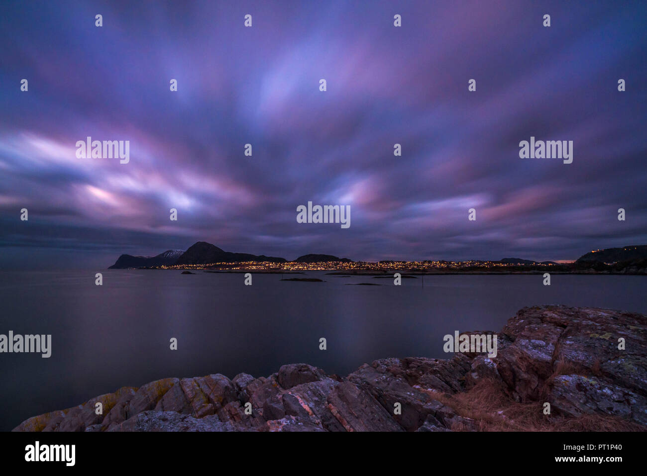 Nuvoloso Tramonto a Langevag con la vista verso Alesund e le isole Heisa e Godoya sullo sfondo, Langevag, Vestlandet, More og Romsdal county, Norvegia, Europa Foto Stock