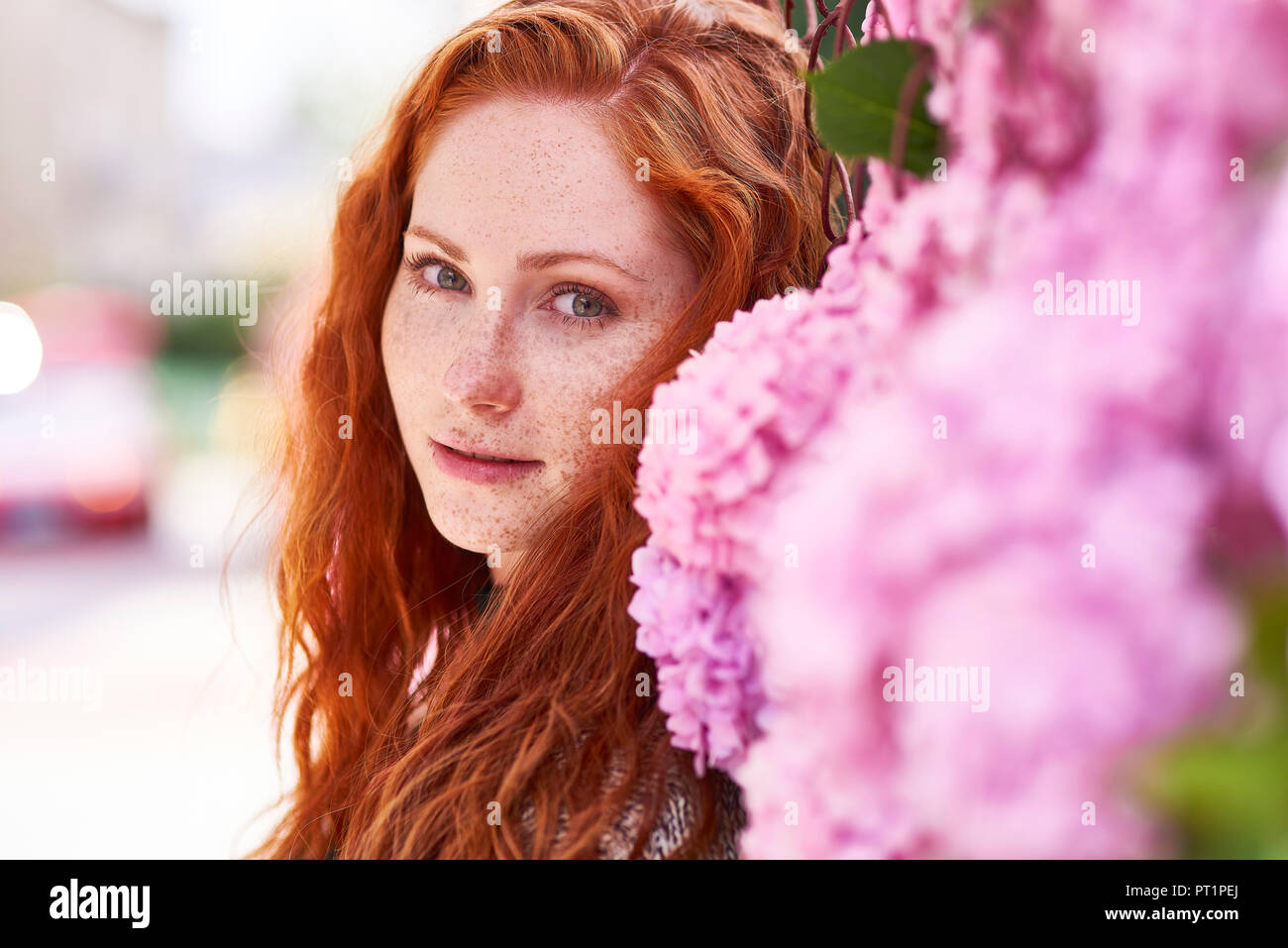 Ritratto di donna redheaded con lentiggini Foto Stock