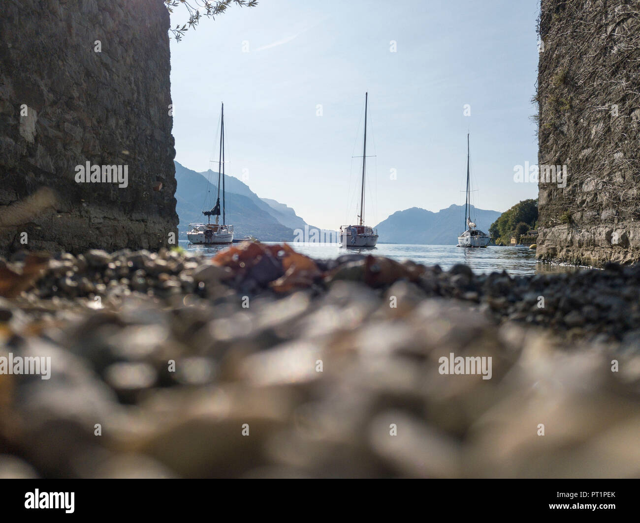 Barche a vela nelle calme acque del lago di Como Pescallo di Bellagio in provincia di Como, Lombardia, Italia Foto Stock