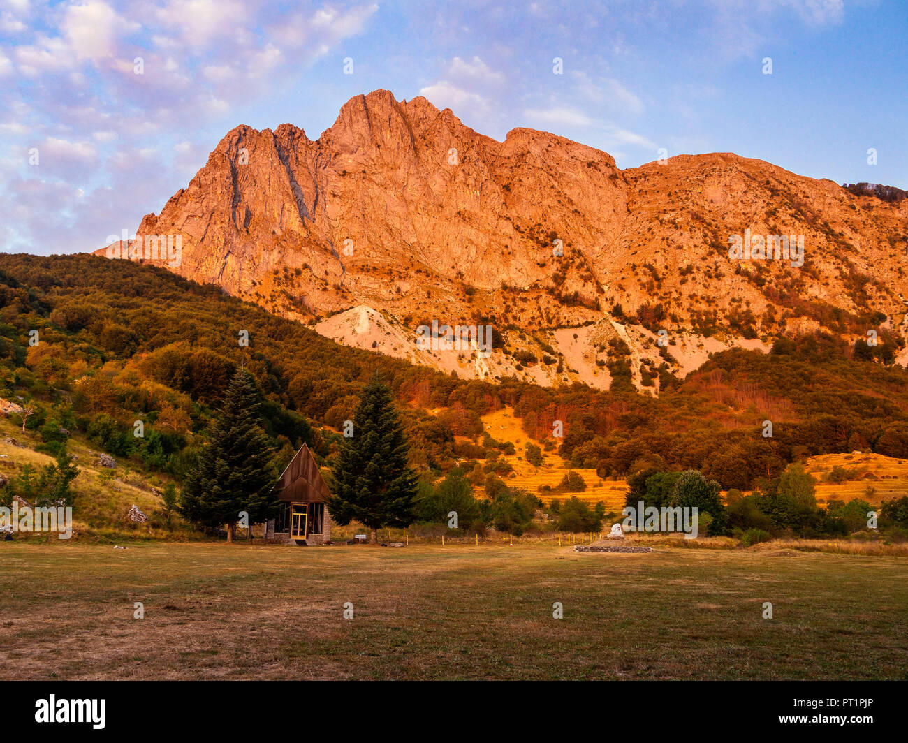 Campocatino, cappella ai piedi del monte Roccandagia, Alpi Apuane, della Garfagnana, provincia di Lucca, Toscana, Italia, Europa Foto Stock