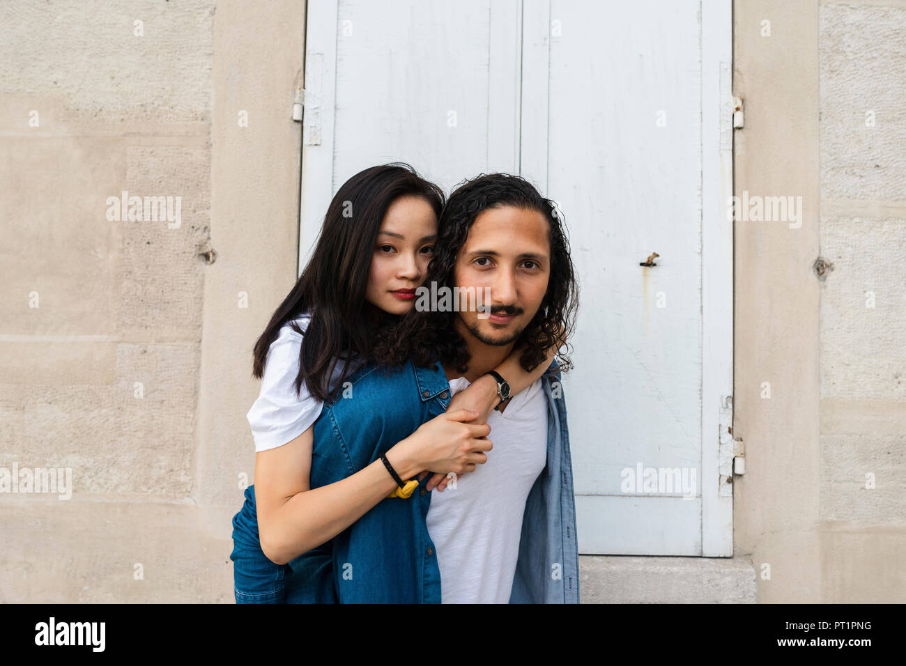 Ritratto di giovane coppia amore all'aperto Foto Stock