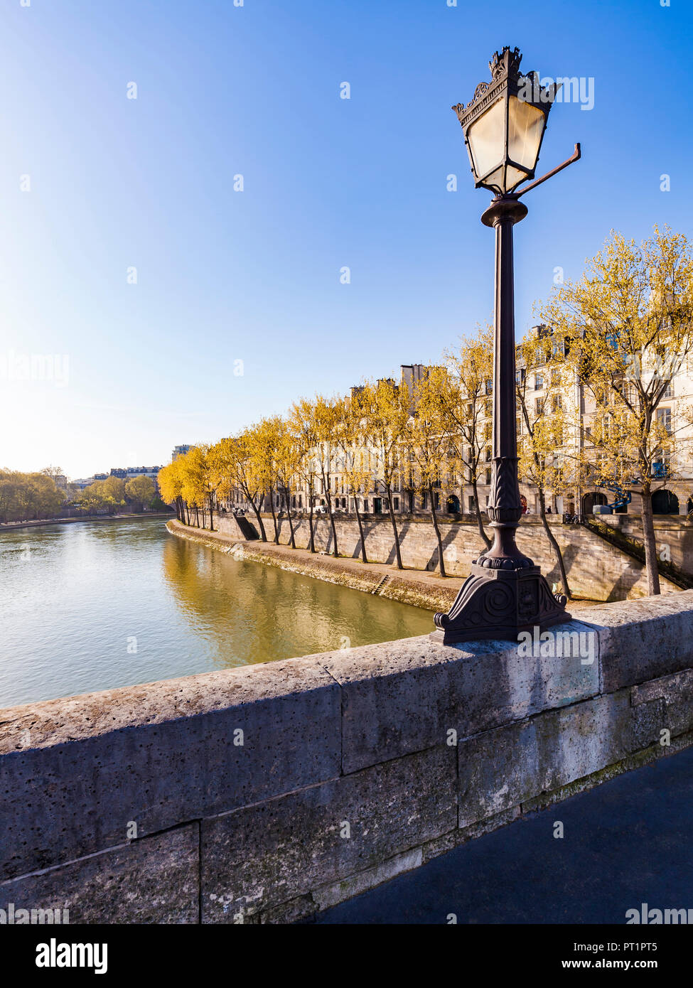 Francia, Parigi, via la luce sul Pont Marie Foto Stock