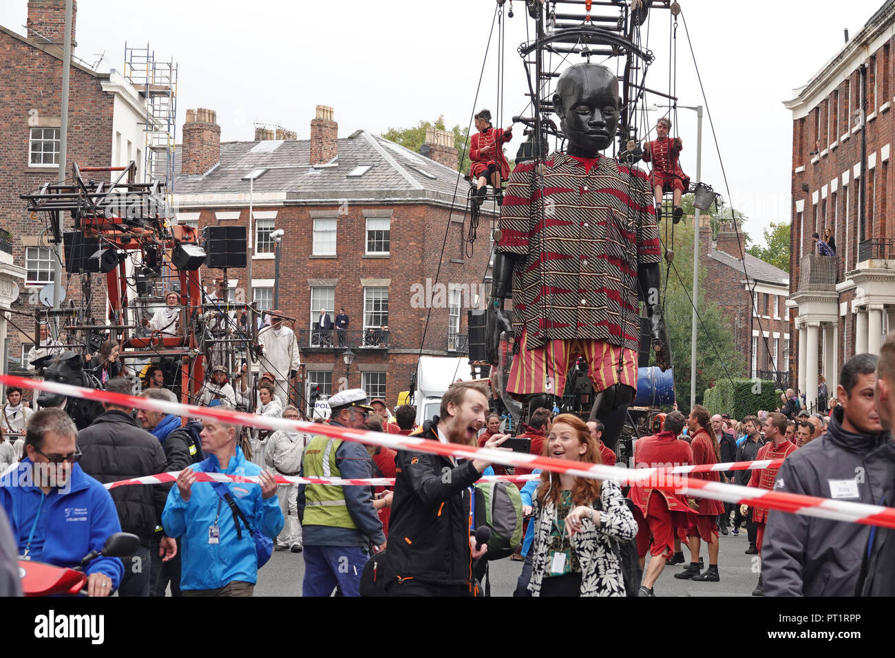 Liverpool, Regno Unito. Il 5 ottobre 2018. Il giorno 1 della Royal De Luxe spettacolare gigante, il ragazzino Giant passeggiate per le strade della città con Xolo il cane. Credito: Ken Biggs/Alamy Live News. Foto Stock