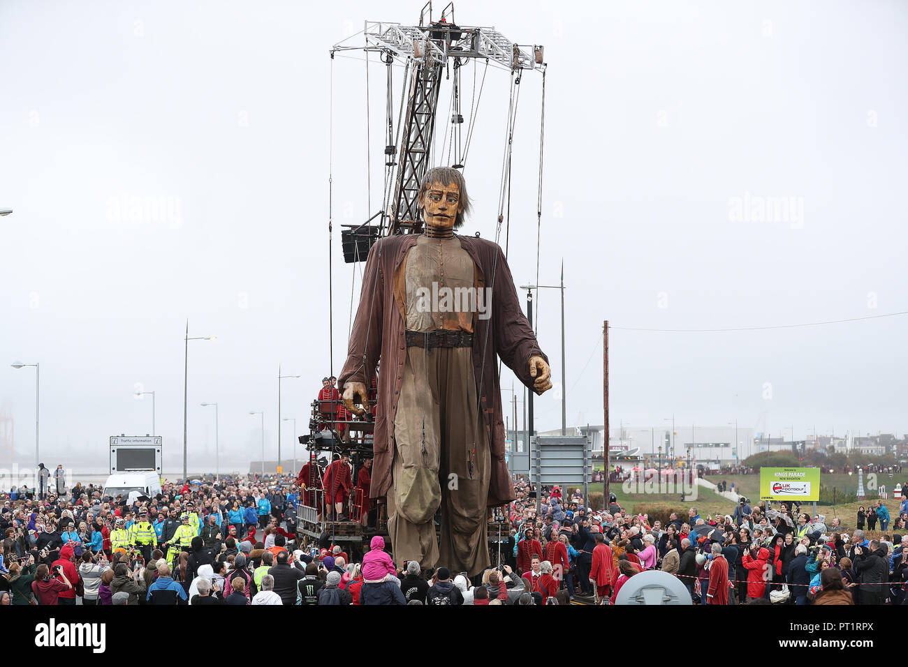 Liverpool, Regno Unito. 5 Ottobre, 2018. Il Royal De Luxe è naufragato Giant passeggiate lungo la passeggiata di New Brighton come egli prende parte al 'Liverpool sogno dell' . La Giant è una delle più famose compagnia di teatro di strada di marionette di eseguire in Liverpool nel corso del fine settimana foto di Paul Greenwood/Alamy Live News Foto Stock