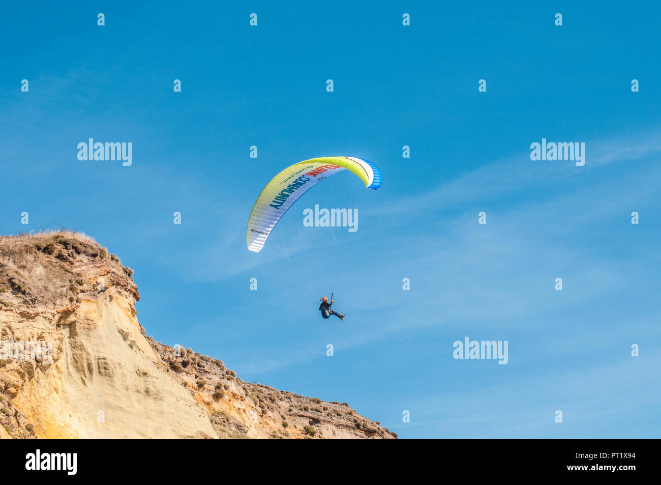 Newhaven East Sussex, Regno Unito..5 ottobre 2018..Paragliders volare lungo le scogliere con vento dolce da sud..un pomeriggio più piacevole sulla costa. . Foto Stock