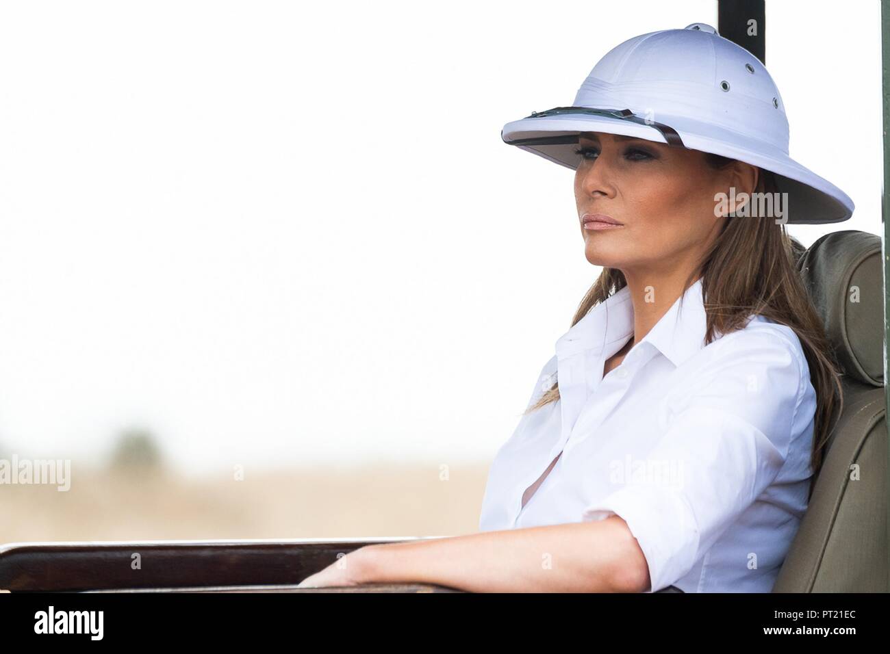 Kenya. 05 ott 2018. U.S prima signora Melania Trump indossando un albedo bianco casco viaggia in una terra-cruiser durante un safari tour del Parco Nazionale di Nairobi il 5 ottobre 2018a Nairobi in Kenya. La First Lady del suo primo solista viaggio internazionale è stata criticata per indossare il casco del midollo, lungo un simbolo della western colonialists in Africa. Credito: Planetpix/Alamy Live News Foto Stock
