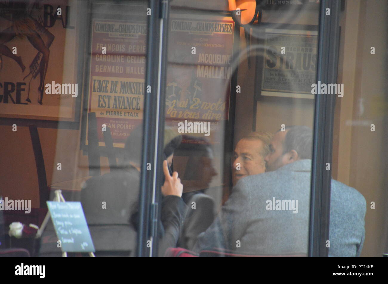 Parigi, Francia. 06 ott 2018. Paul Loup SULITZER avvistato nel Bar des teatri di Parigi, Francia. Cerimonia funebre e omaggio per il cantante francese Charles Aznavour. Chiesa Armena di Parigi, chiesa di San Giovanni Battista. Il 6 ottobre 2018 . 10h ALPHACIT NEWIM / Alamy Live News Credito: Alphacit NEWIM/Alamy Live News Foto Stock