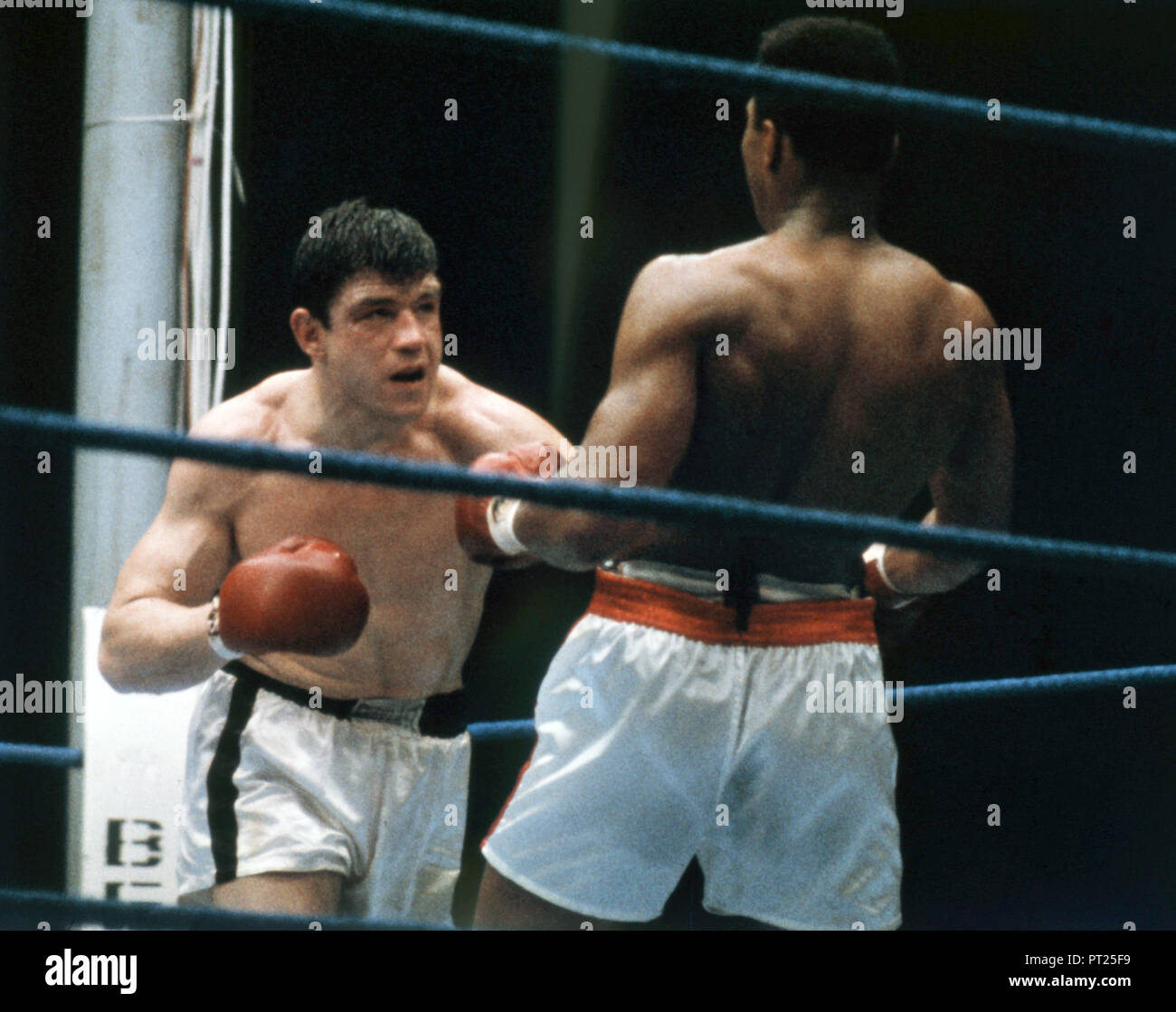 Una scena del pugilato-lotta tra Karl Mildenberger (L) e Muhammad Ali di Francoforte, il 10 settembre 1966. | Utilizzo di tutto il mondo Foto Stock