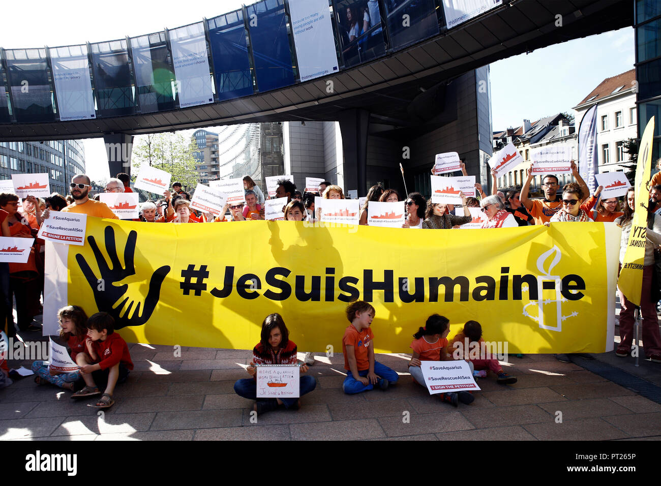 Bruxelles, Belgio. Il 6 ottobre 2018. Le persone si radunano per inscenare una protesta dopo Aquarius soccorso migranti bandiera della nave revocata seguenti presunte pressioni da parte del governo italiano. Alexandros Michailidis/Alamy Live News Foto Stock