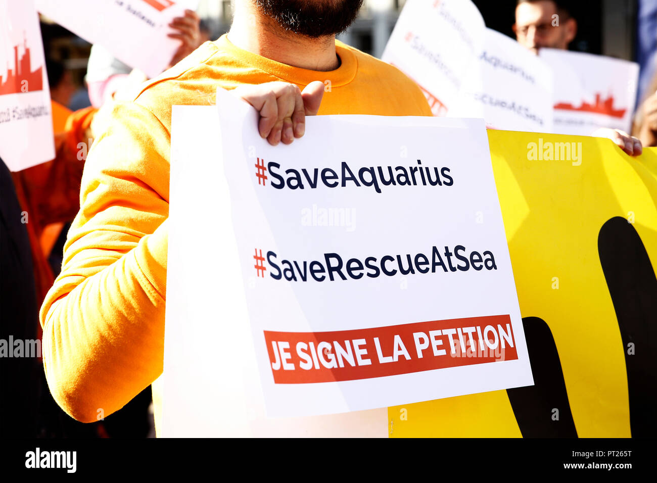 Bruxelles, Belgio. Il 6 ottobre 2018. Le persone si radunano per inscenare una protesta dopo Aquarius soccorso migranti bandiera della nave revocata seguenti presunte pressioni da parte del governo italiano. Alexandros Michailidis/Alamy Live News Foto Stock