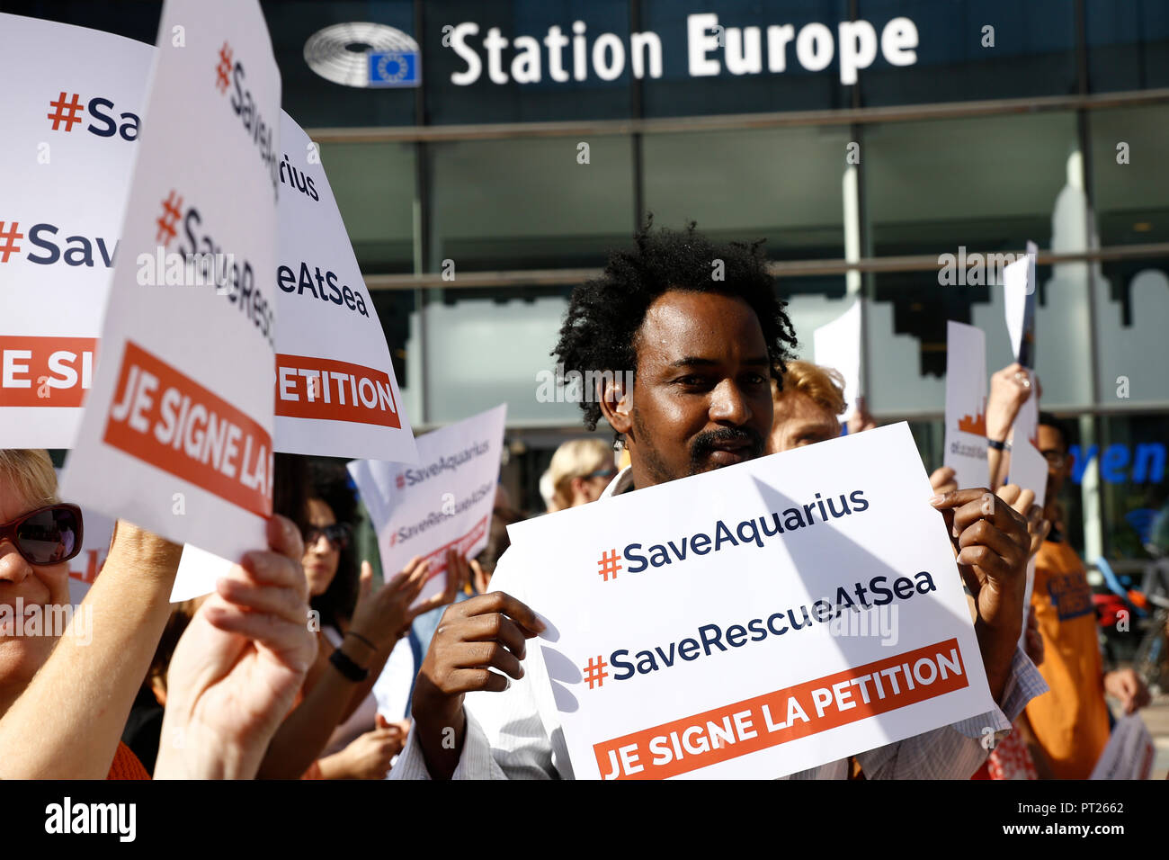 Bruxelles, Belgio. Il 6 ottobre 2018. Le persone si radunano per inscenare una protesta dopo Aquarius soccorso migranti bandiera della nave revocata seguenti presunte pressioni da parte del governo italiano. Alexandros Michailidis/Alamy Live News Foto Stock