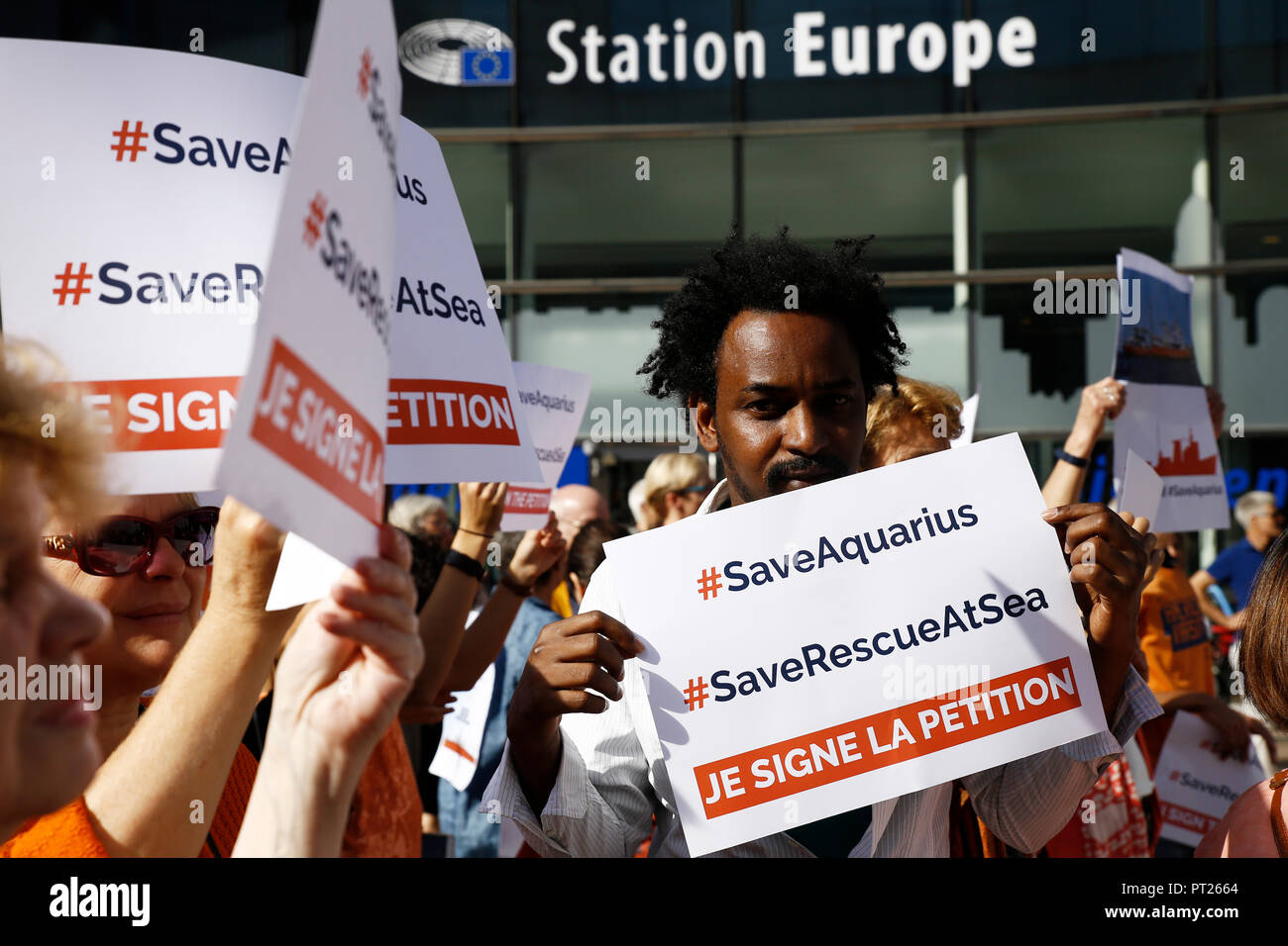 Bruxelles, Belgio. Il 6 ottobre 2018. Le persone si radunano per inscenare una protesta dopo Aquarius soccorso migranti bandiera della nave revocata seguenti presunte pressioni da parte del governo italiano. Alexandros Michailidis/Alamy Live News Foto Stock