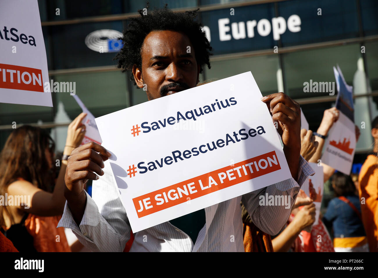 Bruxelles, Belgio. Il 6 ottobre 2018. Le persone si radunano per inscenare una protesta dopo Aquarius soccorso migranti bandiera della nave revocata seguenti presunte pressioni da parte del governo italiano. Alexandros Michailidis/Alamy Live News Foto Stock