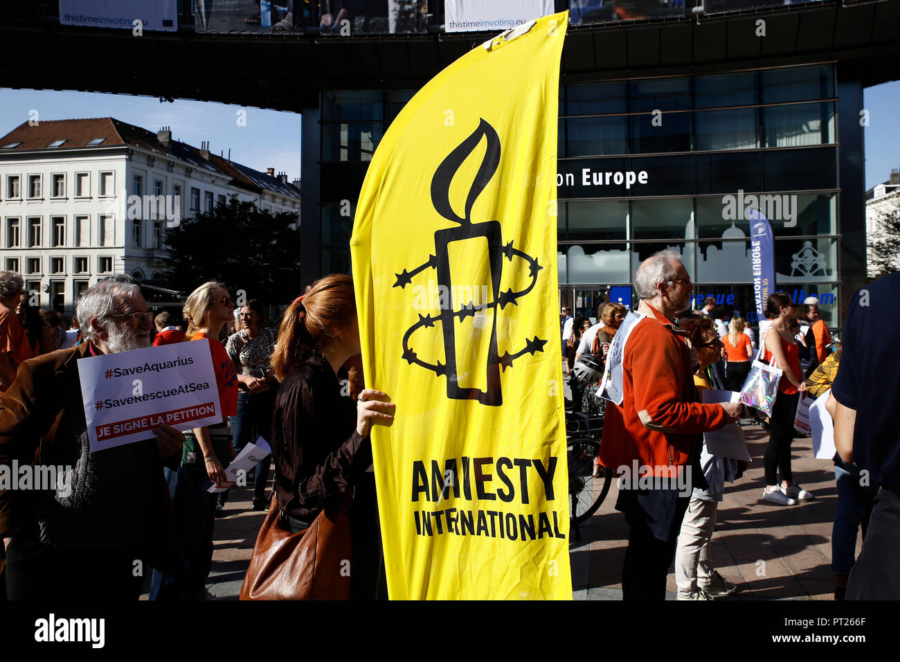 Bruxelles, Belgio. Il 6 ottobre 2018. Le persone si radunano per inscenare una protesta dopo Aquarius soccorso migranti bandiera della nave revocata seguenti presunte pressioni da parte del governo italiano. Alexandros Michailidis/Alamy Live News Foto Stock