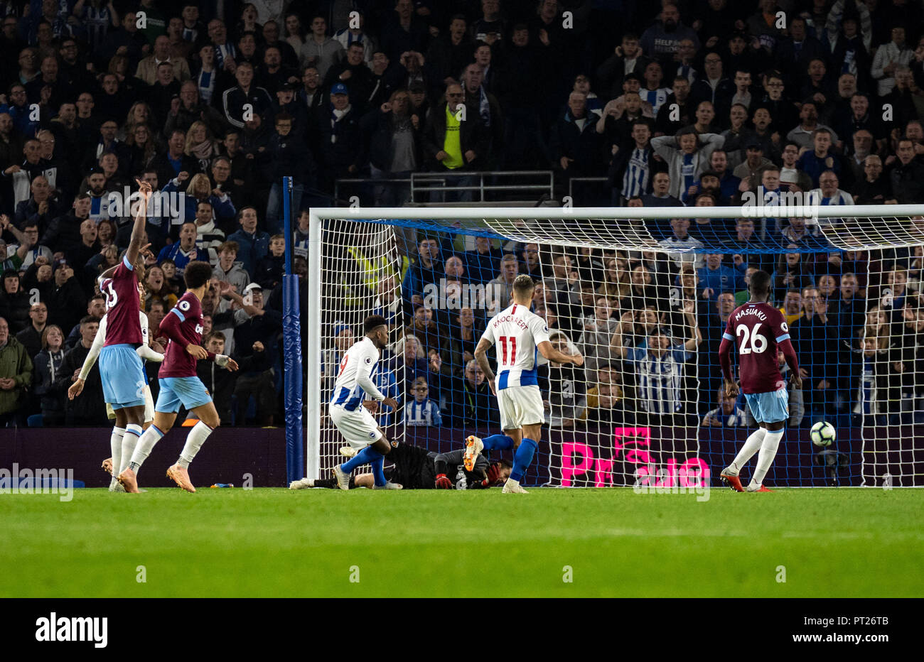 Brighton, Regno Unito. 05 ott 2018. Jurgen Locadia di Brighton e Hove Albion punteggi ma non è consentito per il fuorigioco durante il match di Premier League tra Brighton e Hove Albion e West Ham United alla AMEX Stadium, Brighton e Hove, in Inghilterra il 5 ottobre 2018. Foto di Liam McAvoy. Credit: UK Sports Pics Ltd/Alamy Live News Foto Stock