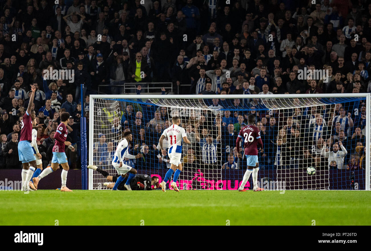 Brighton, Regno Unito. 05 ott 2018. Jurgen Locadia di Brighton e Hove Albion punteggi ma non è consentito per il fuorigioco durante il match di Premier League tra Brighton e Hove Albion e West Ham United alla AMEX Stadium, Brighton e Hove, in Inghilterra il 5 ottobre 2018. Foto di Liam McAvoy. Credit: UK Sports Pics Ltd/Alamy Live News Foto Stock