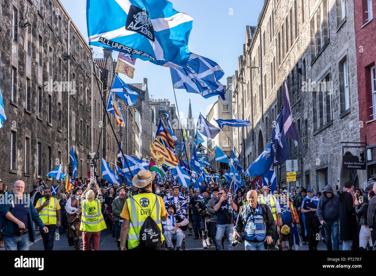 Edinburgh, Regno Unito. 6 ottobre 2018. Indipendenza marzo passeggiate lungo il Royal Mile di Edimburgo Credito: ricca di Dyson/Alamy Live News Foto Stock