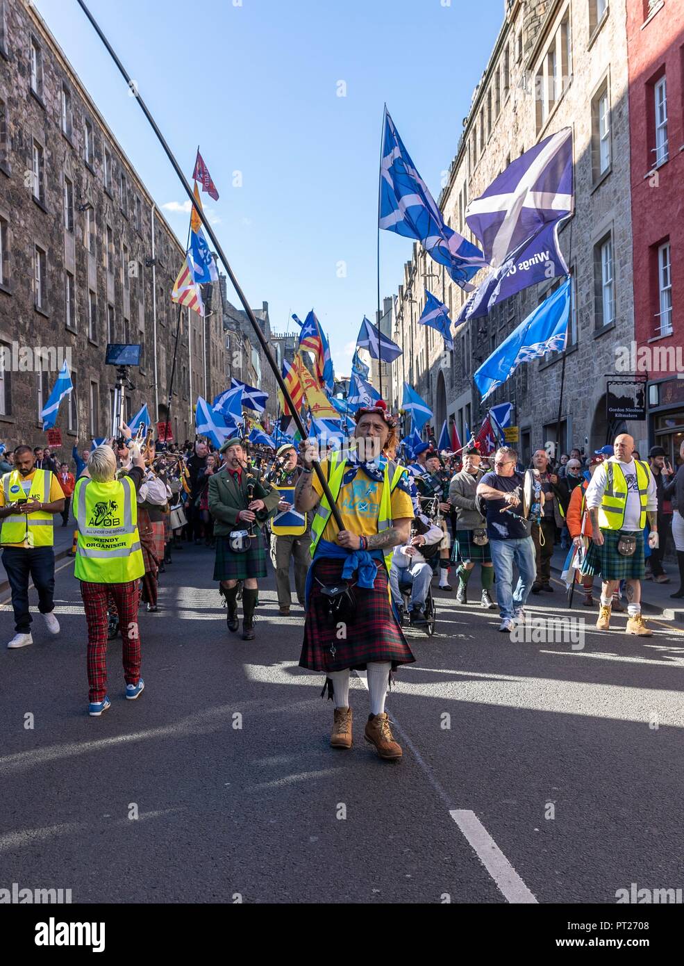 Edinburgh, Regno Unito. 6 ottobre 2018. Indipendenza marzo passeggiate lungo il Royal Mile di Edimburgo Credito: ricca di Dyson/Alamy Live News Foto Stock