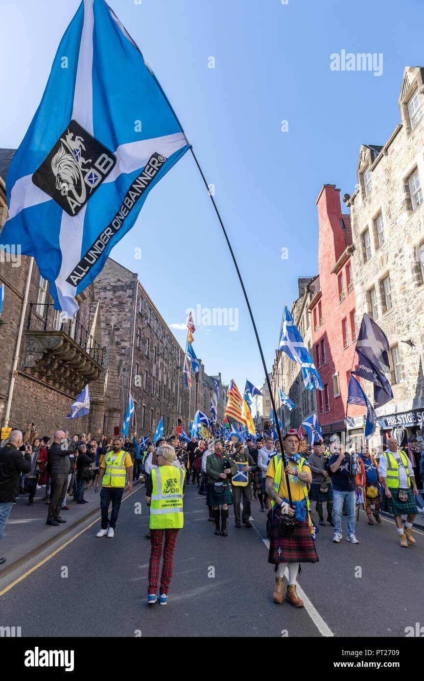 Edinburgh, Regno Unito. 6 ottobre 2018. Indipendenza marzo passeggiate lungo il Royal Mile di Edimburgo Credito: ricca di Dyson/Alamy Live News Foto Stock