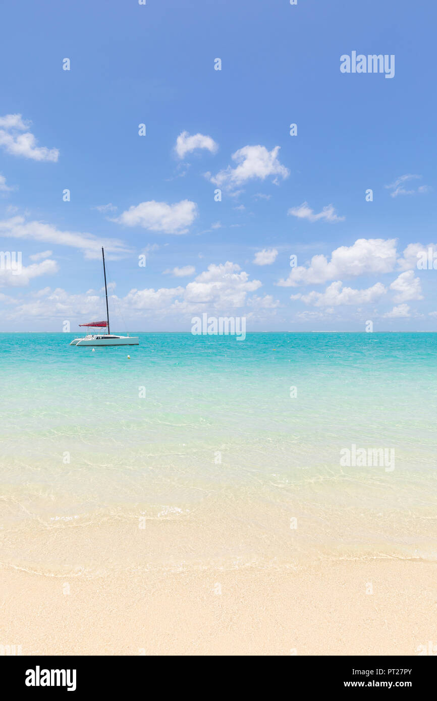 Mauritius Grand Port District, Pointe d'Esny, barca a vela in acqua turchese, cielo blu e nuvole Foto Stock