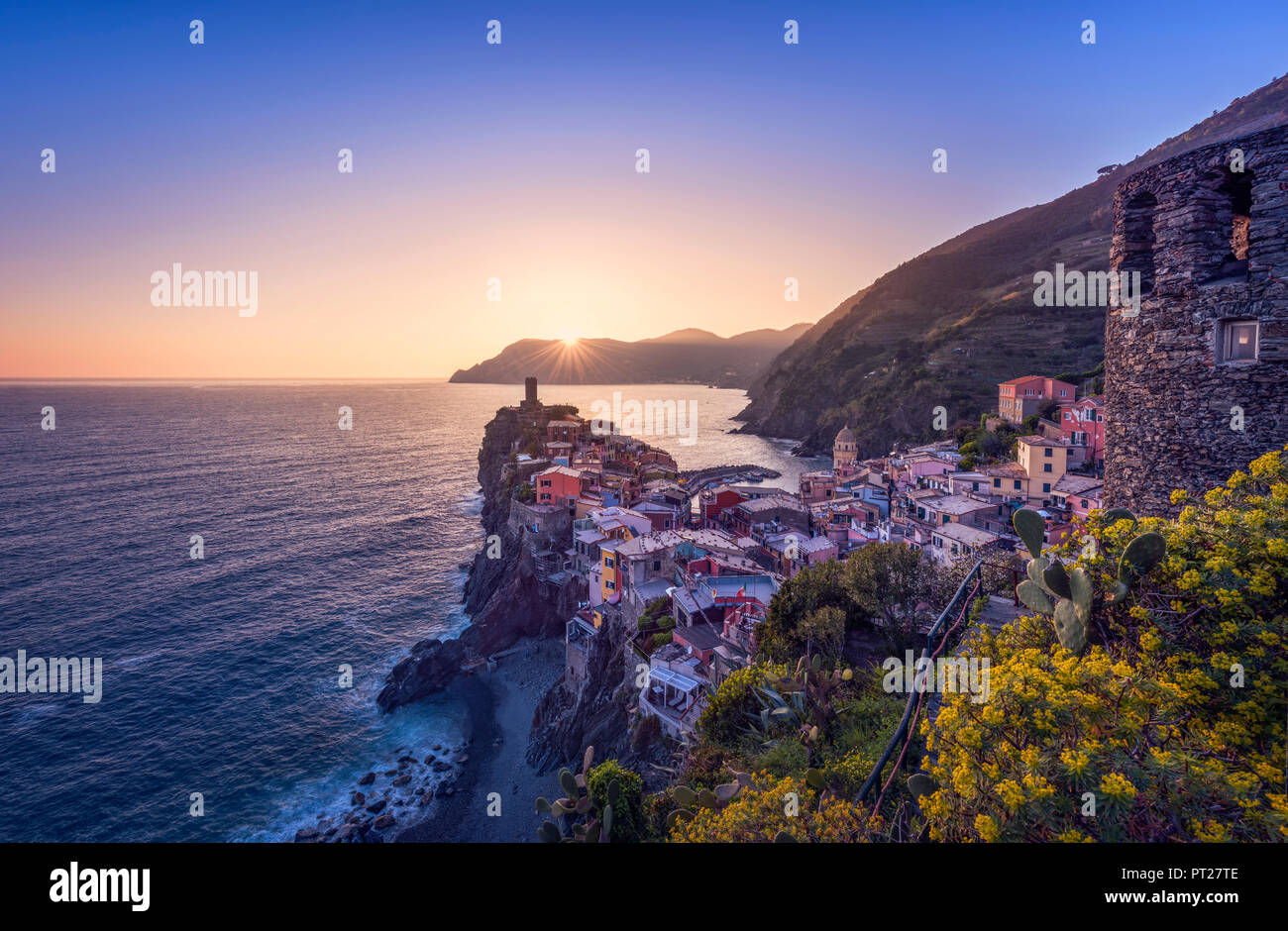 In Italia, la Liguria, La Spezia, il Parco Nazionale delle Cinque Terre, Vernazza al tramonto Foto Stock