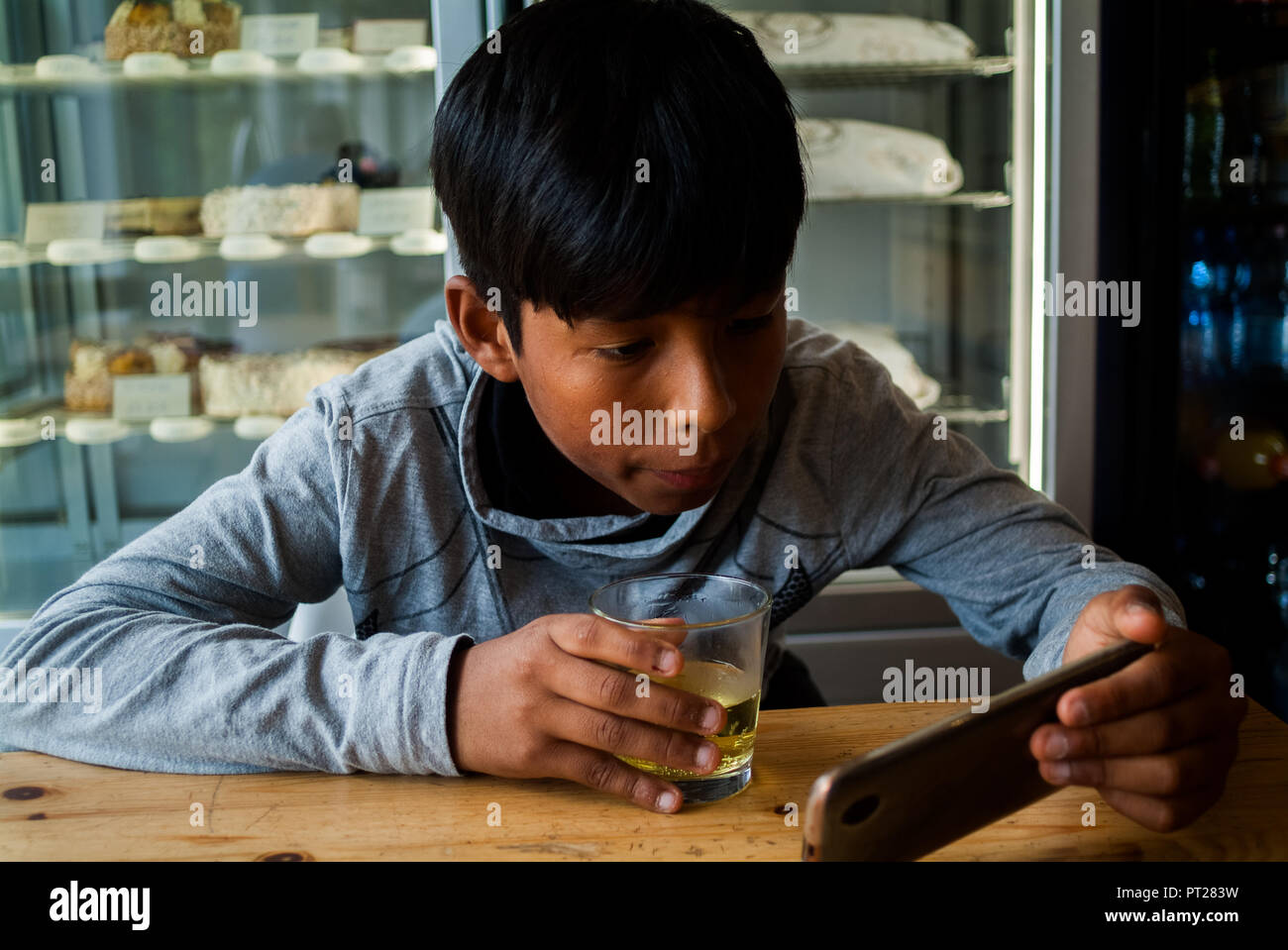 Ragazzo latino divertendosi Foto Stock
