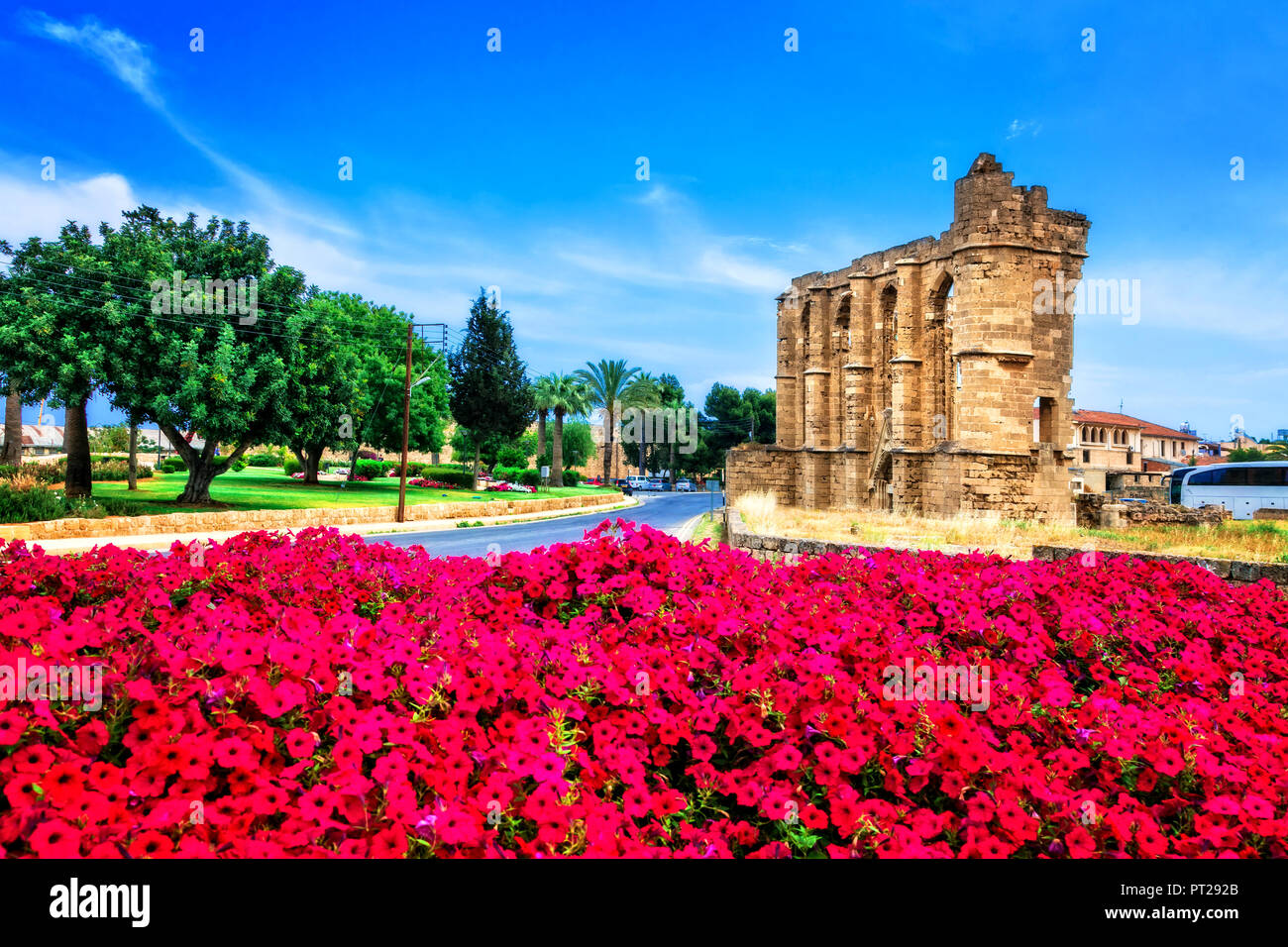 Le antiche rovine della chiesa di San Giorgio,Famagusta town, Cipro del Nord. Foto Stock