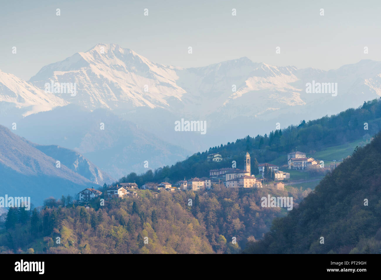 Il villaggio di Spettino e picchi, Val Brembana, Alpi Orobie, Alpi Italiane, provincia di Bergamo, Italia Foto Stock
