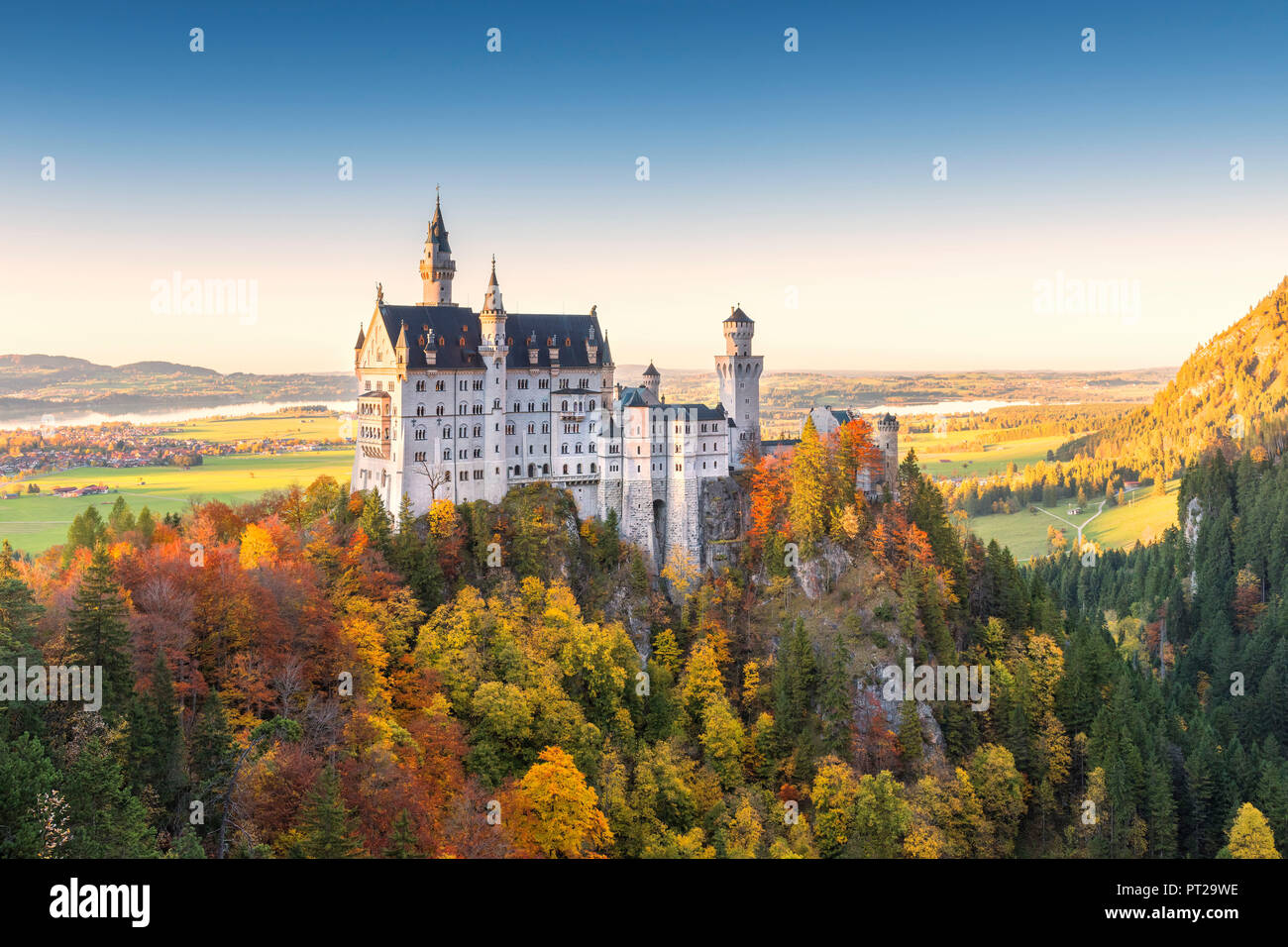 Il Castello di Neuschwanstein in autunno al tramonto Europa, Germania, il Land della Baviera, Baviera sudoccidentale, Fussen, Schwangau Foto Stock