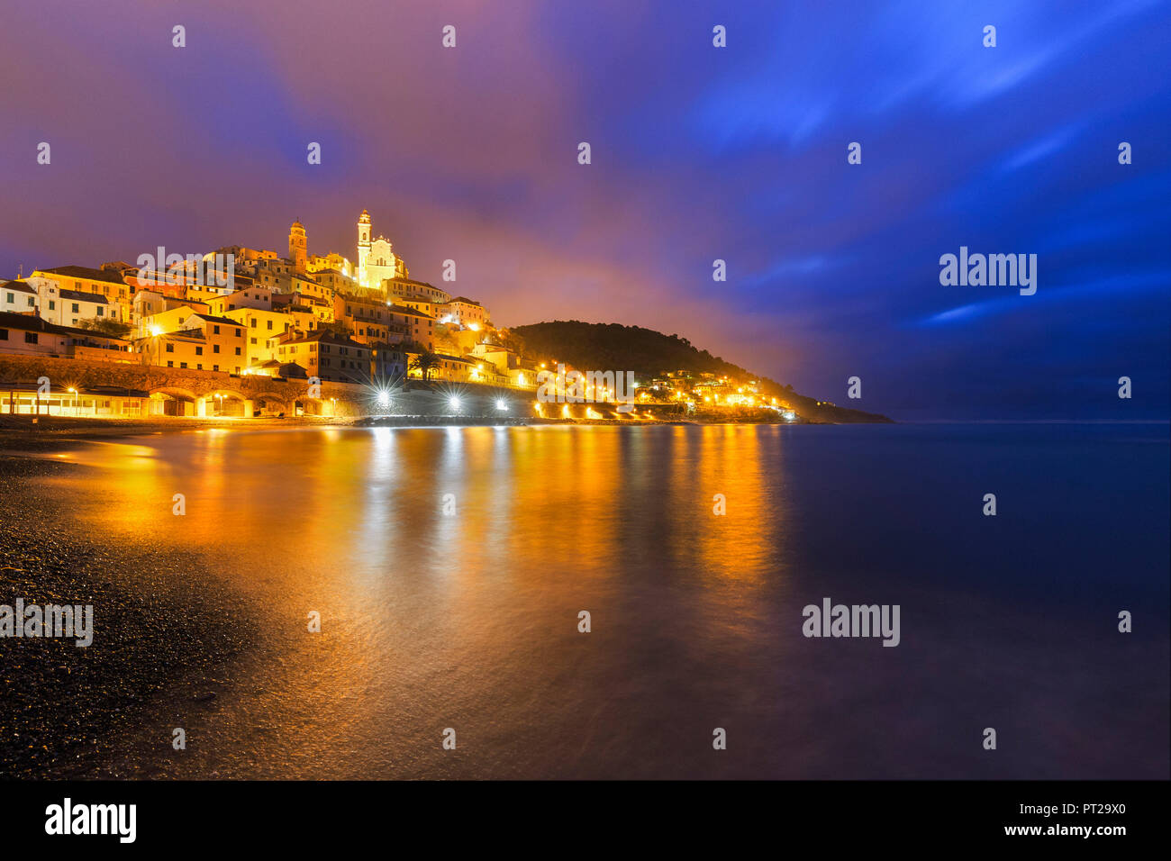 Il borgo di Cervo si riflettono nel mare di notte, Cervo, provincia di Imperia, Liguria, Italia, Europa Foto Stock