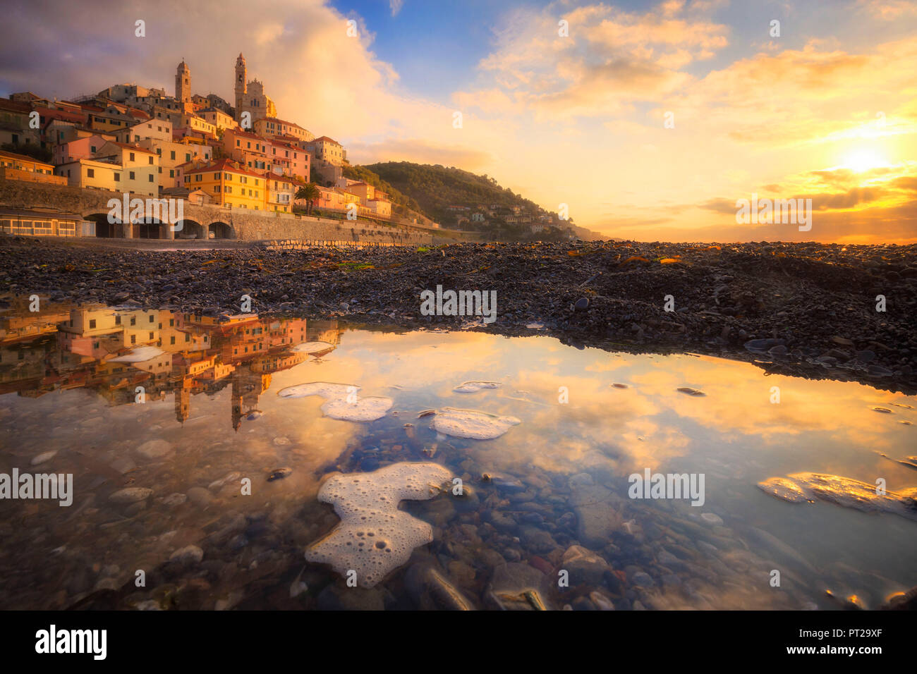 Il villaggio è riflessa in una pozzanghera sulla spiaggia durante il Sunrise, Cervo, provincia di Imperia, Liguria, Italia, Europa Foto Stock