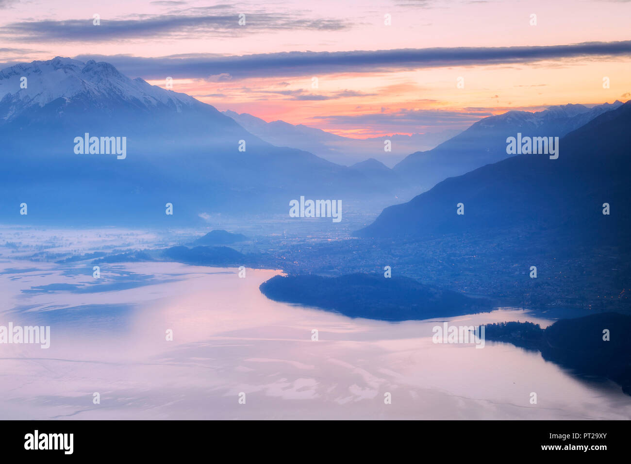 Alba sul lago di Como e la Valtellina dal di sopra, San Bernardo Chiesa, Monte Bregagno, Dongo, lago di Como, Lombardia, Italia, Europa Foto Stock