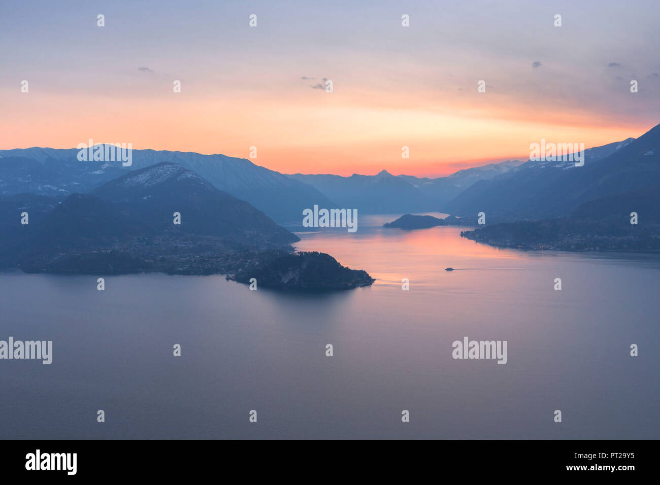 Una barca che sta per raggiungere il villaggio di Bellagio al tramonto, Lago di Como, Lombardia, Italia, Europa Foto Stock
