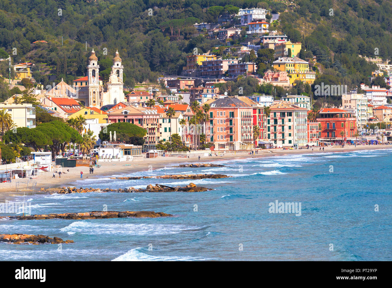 Villaggio e Spiaggia di Laigueglia, Provincia di Savona Liguria, Italia, Europa Foto Stock